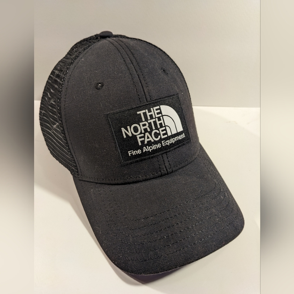The North Face Mudder Trucker Hat Black Like New!